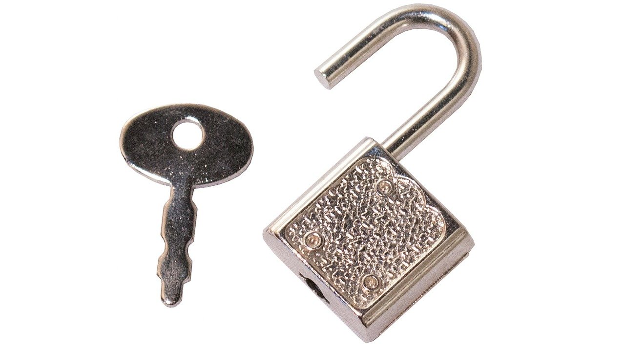 A functioning open lock and key